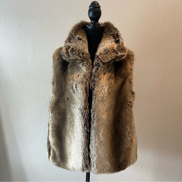 IMPOSTER SIGNATURE Women's Faux Fur Vest Br Sz M Sophisticated Elegant Old Money - Picture 1 of 15